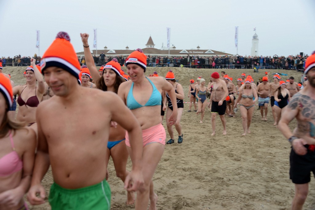 ../Images/Nieuwjaarsduik Noordwijk 2020 059.jpg